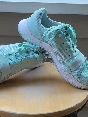 Nike Women's Mint Green Lightweight Training Sneakers. Size-7.5
